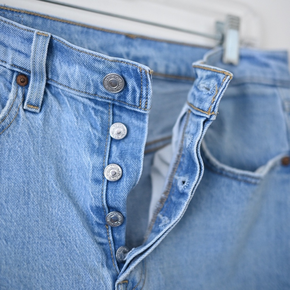 Levi 501’s Button Fly Women’s W28 L30 Light Blue Ripped Straight Leg Mom Jeans - Picture 3 of 16